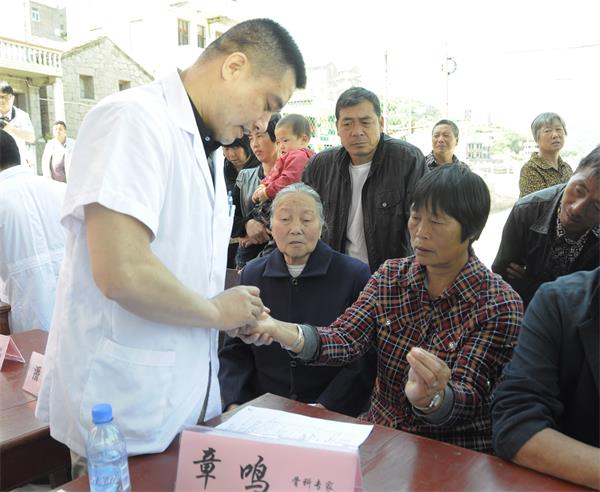章鸣院长参加“政协界别活动周”送医送药送温暖义诊活动.jpg