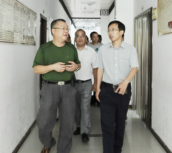 图为台州市人民政府副市长肖立辉正在参观我院门诊楼.jpg