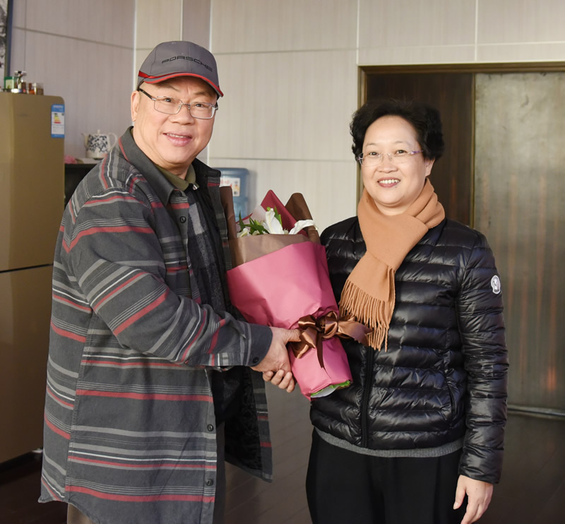 温岭市人民政府常务副市长朱明连来院看望慰问市首届名中医章友棣董事长.jpg