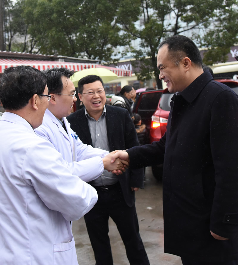 市委副书记、代市长王宗明来我院看望慰问先进典型人物章峰火医师.jpg